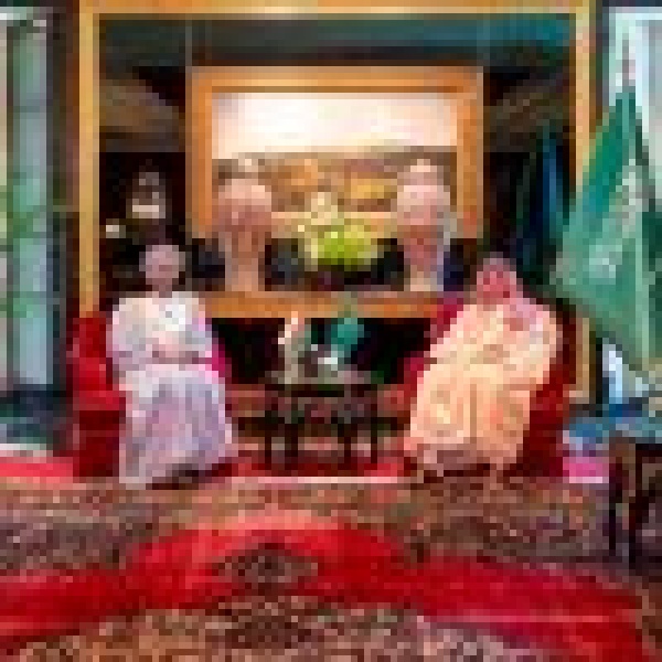 سمو وزير الخارجية يلتقي وزير خارجية ع مان