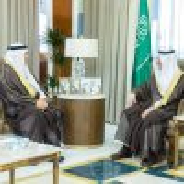 أمير المنطقة الشرقية يستقبل رئيس جامعة الملك فيصل وعدد ا من وكلائها وقياداتها أمير المنطقة الشرقية يستقبل رئيس جامعة الملك فيصل وعدد ا من وكلائها وقياداتها