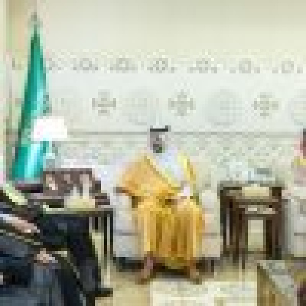 هنأهم بإنجازاتهم الرياضية المميزة بموسم 2025 2026 نائب أمير الشرقية يستقبل رئيس نادي الخليج وعدد ا من أعضائه ولاعبيه هنأهم بإنجازاتهم الرياضية المميزة بموسم 2025 2026 نائب أمير الشرقية يستقبل رئيس نادي الخليج وعدد ا من أعضائه ولاعبيه