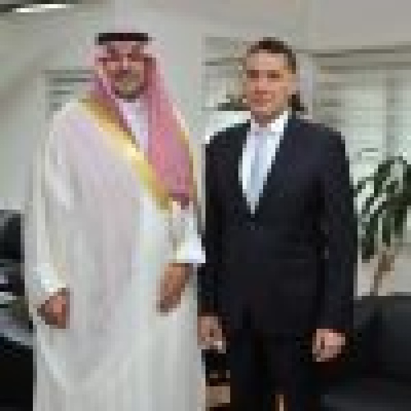السفير الدوسري يلتقي رئيس شعبة المعلومات في قوى الأمن الداخلي السفير الدوسري يلتقي رئيس شعبة المعلومات في قوى الأمن الداخلي