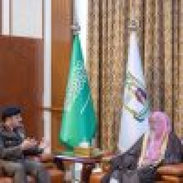 نو ه بالجهود المبذولة في حفظ الأمن مفتي المملكة يستقبل مدير شرطة الطائف بمكتبه بالمحافظة نو ه بالجهود المبذولة في حفظ الأمن مفتي المملكة يستقبل مدير شرطة الطائف بمكتبه بالمحافظة