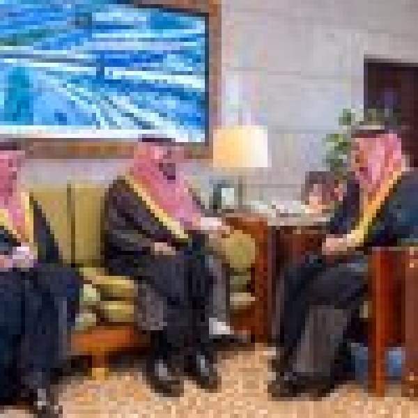 اطلع على برامجه وخدماته العلاجية والتأهيلية أمير منطقة الرياض يستقبل مسؤولي مركز وطن لعلاج وتأهيل مرضى الإدمان اطلع على برامجه وخدماته العلاجية والتأهيلية أمير منطقة الرياض يستقبل مسؤولي مركز وطن لعلاج وتأهيل مرضى الإدمان