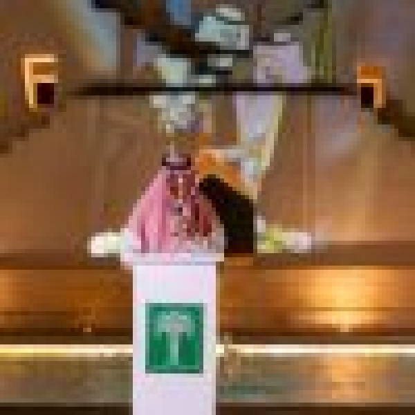 سمو الأمير سلطان بن سلمان يكرم الدكتور صالح لمعي سمو الأمير سلطان بن سلمان يكرم الدكتور صالح لمعي