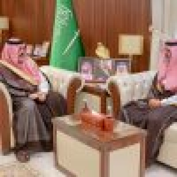 استعرض الخدمات الطبية الم قدمة للمواطنين والمقيمين أمير حائل يستقبل مدير فرع وزارة الصحة بالمنطقة