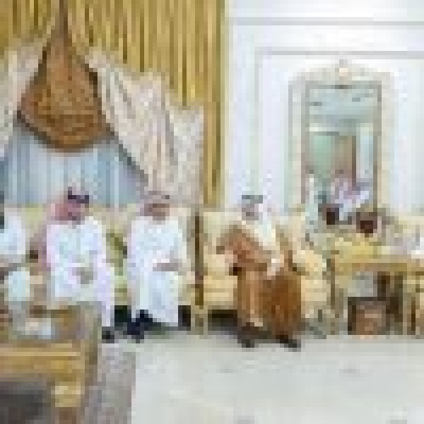 أمير المنطقة الشرقية يقدم التعازي لأبناء الدكتور بكر بن عبدالله بن بكر أمير المنطقة الشرقية يقدم التعازي لأبناء الدكتور بكر بن عبدالله بن بكر