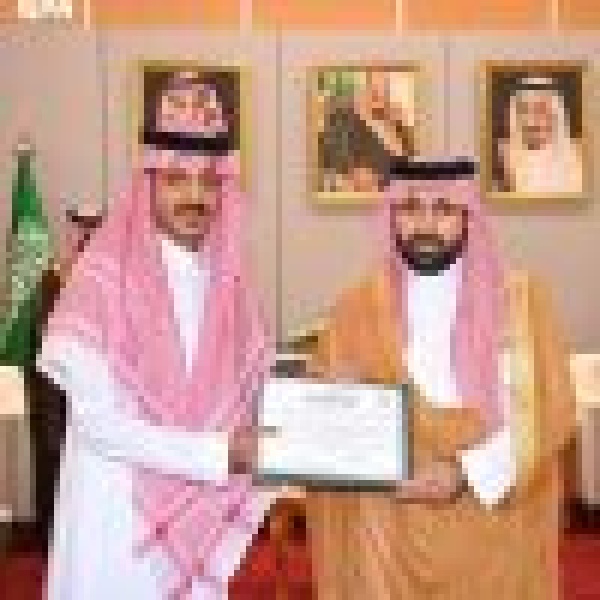 أمير جازان يكر م ثلاثة مواطنين لتبرعهم بأجزاء من أعضائهم أمير جازان يكر م ثلاثة مواطنين لتبرعهم بأجزاء من أعضائهم