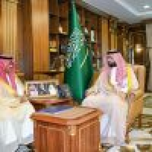 أمير جازان يتسل م التقرير السنوي لفرع الهلال الأحمر