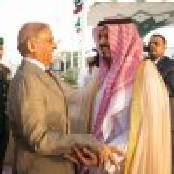 رئيس وزراء باكستان يصل إلى جدة ونائب أمير مكة في مقدمة مستقبليه