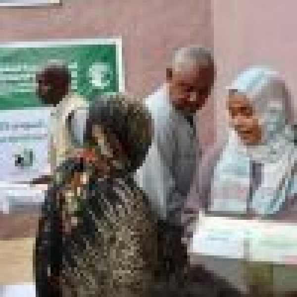 مركز الملك سلمان للإغاثة يوز ع 1 500 كرتون تمر في محلية كوستي بالسودان