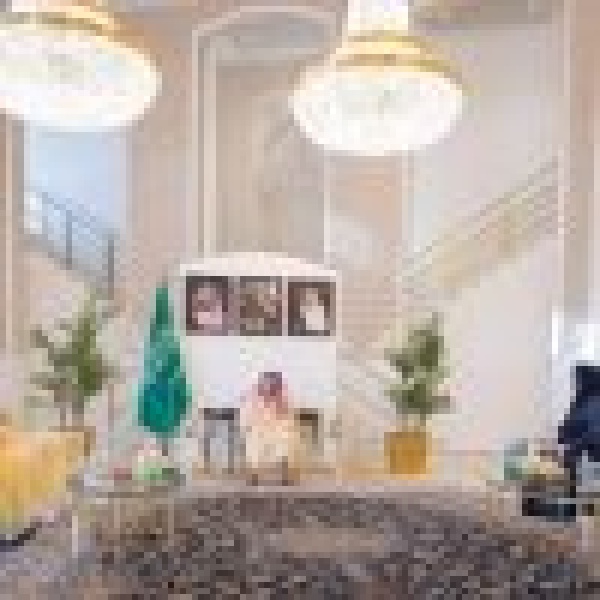 أمام وزير الخارجية القنصلان المعينان حديث ا يؤديان القسم أمام وزير الخارجية القنصلان المعينان حديث ا يؤديان القسم