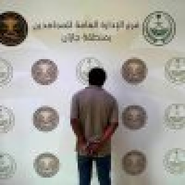 القبض على مقيم لنقله 6 مخالفين لنظام أمن الحدود القبض على مقيم لنقله 6 مخالفين لنظام أمن الحدود