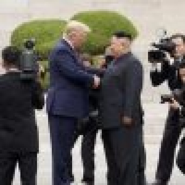 ترامب يعلن عزمه لقاء كيم جونغ أون ترامب يعلن عزمه لقاء كيم جونغ أون