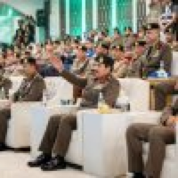 مدير الأمن العام يشهد حفل تخريج 4984 رجل أمن مدير الأمن العام يشهد حفل تخريج 4984 رجل أمن