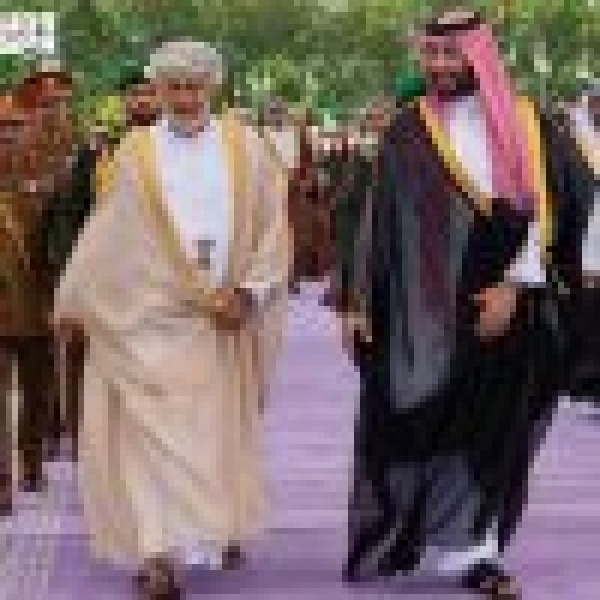 سمو ولي العهد في مقدمة مستقبليه سلطان ع مان يصل إلى جدة
