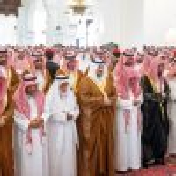 نائب أمير الرياض يؤدي صلاة الميت على الشيخ سعد آل فريان نائب أمير الرياض يؤدي صلاة الميت على الشيخ سعد آل فريان