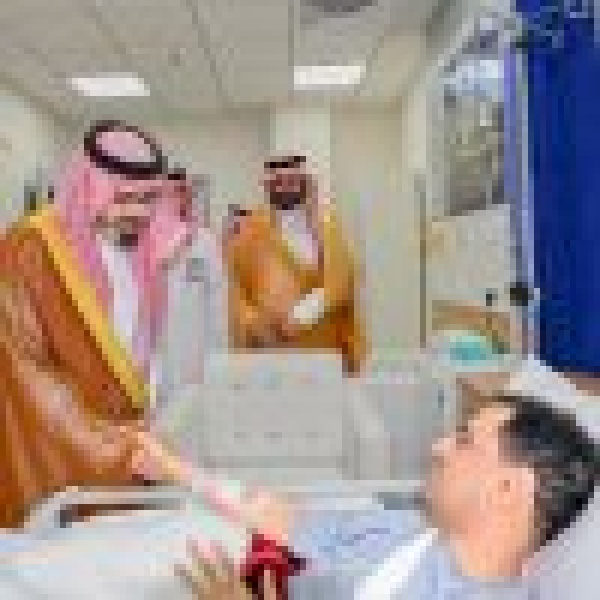 نائب أمير جازان يطمئن على صحة مدير فرع المجاهدين