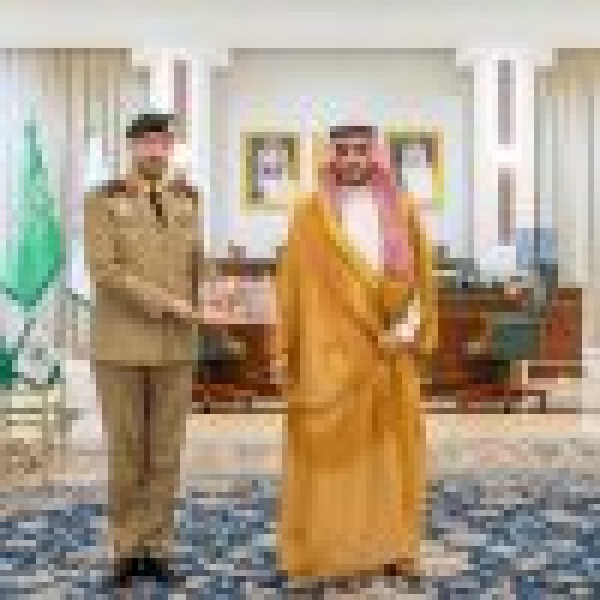 أمير الجوف يتسل م التقرير الإحصائي السنوي لقوة أمن المنشآت بالمنطقة أمير الجوف يتسل م التقرير الإحصائي السنوي لقوة أمن المنشآت بالمنطقة