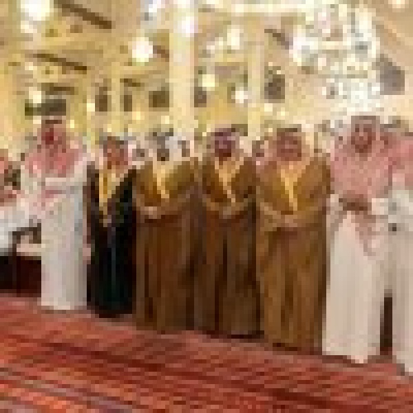نائب أمير الرياض يؤدي صلاة الميت على صاحب السمو الملكي الأمير عبدالعزيز بن سعود بن ناصر بن عبدالعزيز نائب أمير الرياض يؤدي صلاة الميت على صاحب السمو الملكي الأمير عبدالعزيز بن سعود بن ناصر بن عبدالعزيز