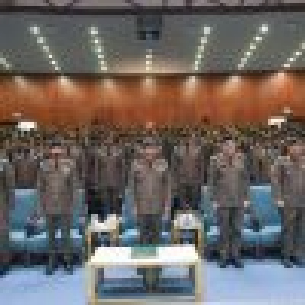 تحت رعاية وزير الداخلية مدير الدفاع المدني يشهد تخريج 155 ضابط ا من الدورة التأهيلية الـ55