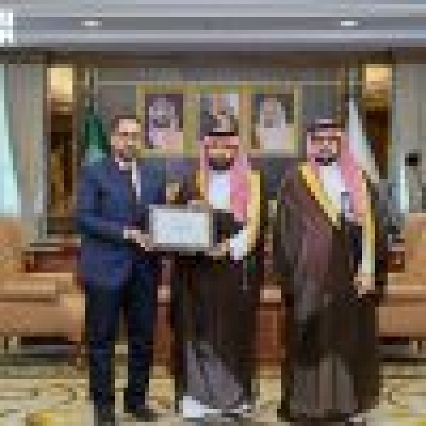 أمير جازان يتسل م شهادة انضمام مرصد المنطقة لشبكة المراصد الحضرية العالمية التابعة للأمم المتحدة