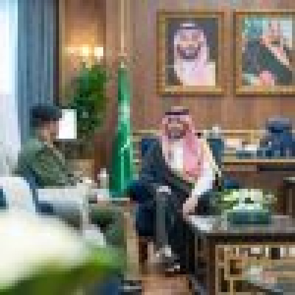 تسل م تقريرها السنوي لعام 2025 أمير الحدود الشمالية يستقبل مدير سجون المنطقة تسل م تقريرها السنوي لعام 2025 أمير الحدود الشمالية يستقبل مدير سجون المنطقة