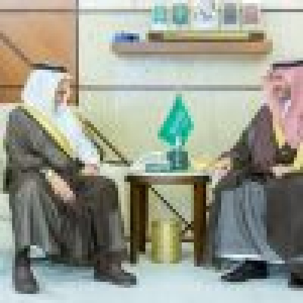 أكد أهمية مواصلة الجهود لخدمة المستفيدين أمير المنطقة الشرقية يستقبل مدير فرع الهيئة العامة لعقارات الدولة بالدمام