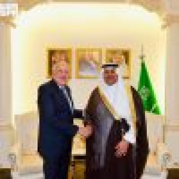 السفير الدوسري يلتقي رئيس الوزراء اللبناني السابق السفير الدوسري يلتقي رئيس الوزراء اللبناني السابق