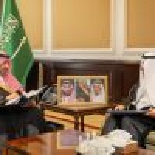 اطلع على تقريره نصف السنوي لعام 2026 نائب أمير تبوك يستقبل مدير فرع وزارة التجارة بالمنطقة