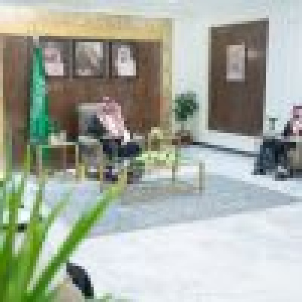 أمير الحدود الشمالية يستقبل مدير الإدارة العامة للشؤون القانونية في وزارة الداخلية وعدد ا من قياداتها أمير الحدود الشمالية يستقبل مدير الإدارة العامة للشؤون القانونية في وزارة الداخلية وعدد ا من قياداتها