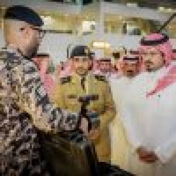 أمير منطقة المدينة المنورة يزور جناح وزارة الداخلية في معرض الصقور والصيد أمير منطقة المدينة المنورة يزور جناح وزارة الداخلية في معرض الصقور والصيد