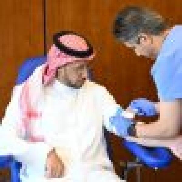نائب أمير منطقة عسير يشارك في الحملة الوطنية للتبرع بالدم نائب أمير منطقة عسير يشارك في الحملة الوطنية للتبرع بالدم