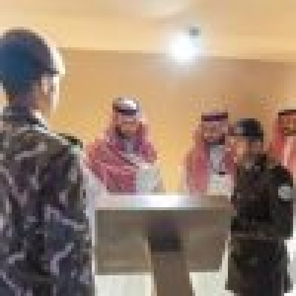 الأمير تركي بن محمد بن فهد يزور جناح وزارة الداخلية في معرض الصقور والصيد الأمير تركي بن محمد بن فهد يزور جناح وزارة الداخلية في معرض الصقور والصيد
