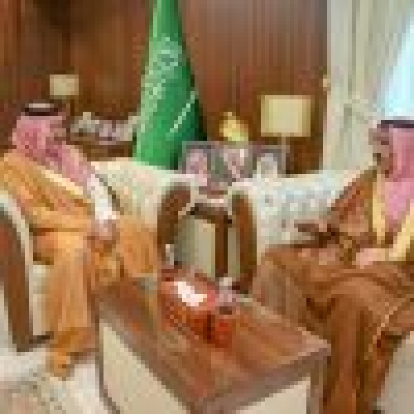 بمناسبة تكليفه حديث ا أمير حائل يستقبل مدير مركز تلفزيون المنطقة