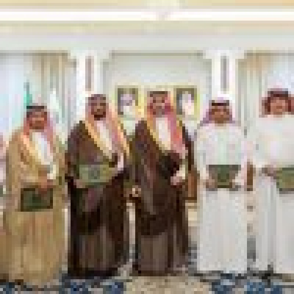 أمير الجوف يكر م القائمين على المساجد بمحطات الوقود وعلى الطرق الرئيسة بالمنطقة أمير الجوف يكر م القائمين على المساجد بمحطات الوقود وعلى الطرق الرئيسة بالمنطقة