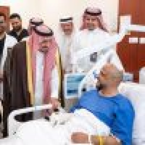 أمير الرياض يتفقد المصابين جراء عدوان الميليشيا الحوثية الإرهابية على مطار الملك خالد الدولي