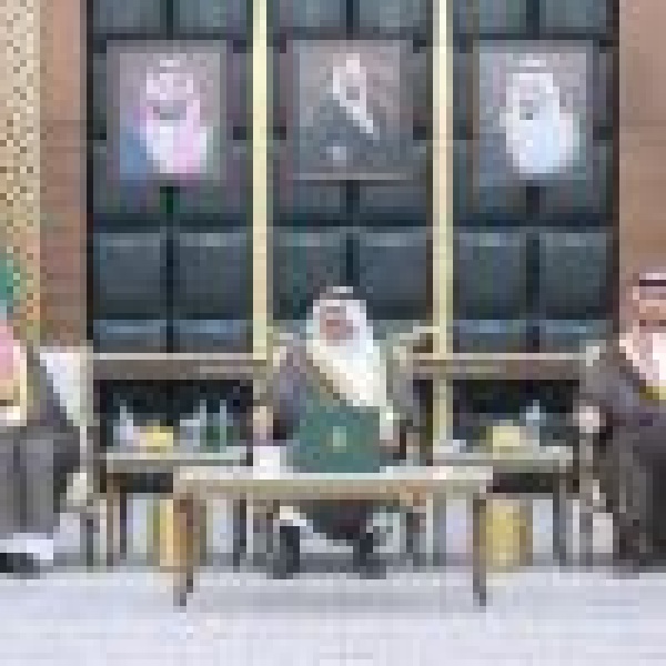 اط لعا على جهوده في قطاع النقل والخدمات اللوجستية أمير الشرقية ونائبه يستقبلان مدير فرع البريد السعودي بالمنطقة وعدد ا من منسوبيه