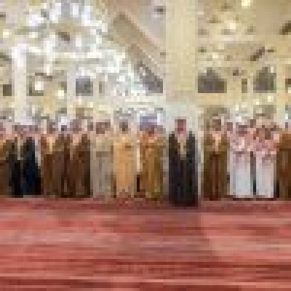 أمير الرياض ونائبه يؤديان صلاة الميت على صاحبة السمو الأميرة الجوهره بنت فهد بن مشاري بن سعود بن جلوي آل سعود