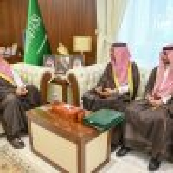 اطلع على آخر مستجدات المشاريع التنموية والخدمات الصحية أمير حائل يستقبل الرئيس التنفيذي لهيئة تطوير المنطقة ومدير فرع وزارة الصحة اطلع على آخر مستجدات المشاريع التنموية والخدمات الصحية أمير حائل يستقبل الرئيس التنفيذي لهيئة تطوير المنطقة ومدير فرع وزارة الصحة