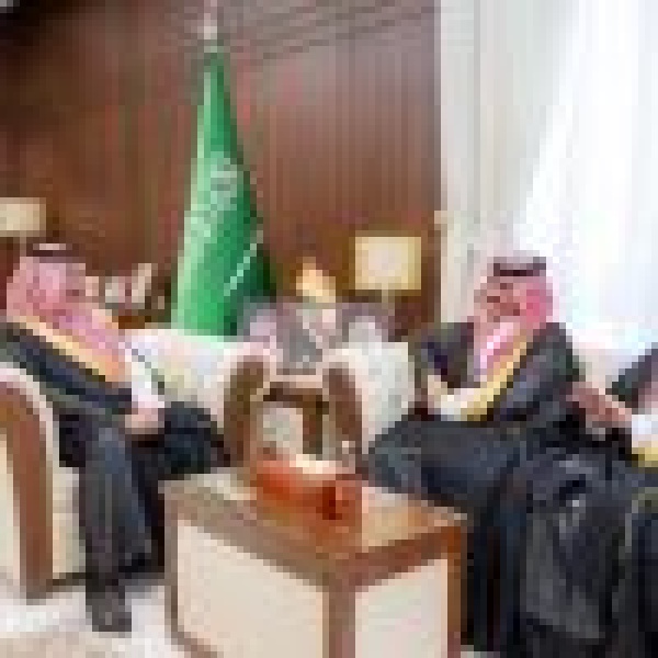 أمير حائل يستقبل المدير العام لفرع وزارة النقل والخدمات اللوجستية بالمنطقة أمير حائل يستقبل المدير العام لفرع وزارة النقل والخدمات اللوجستية بالمنطقة