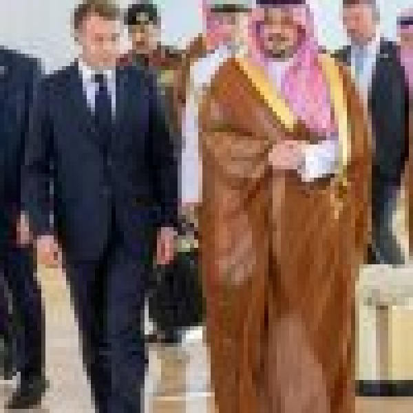 نائب أمير المنطقة في مقدمة مستقبليه الرئيس الفرنسي يصل إلى الرياض في زيارة رسمية نائب أمير المنطقة في مقدمة مستقبليه الرئيس الفرنسي يصل إلى الرياض في زيارة رسمية