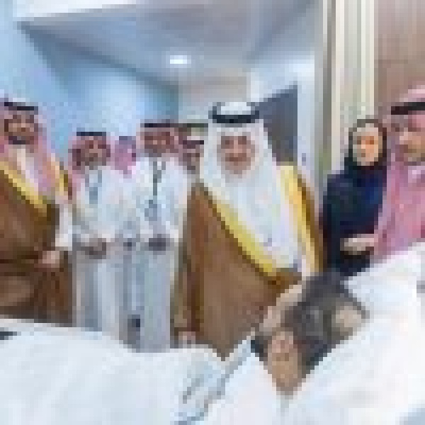 أمير المنطقة الشرقية ونائبه يزوران المصاب جراء العدوان الغاشم الذي استهدف مطار الملك فهد الدولي أمير المنطقة الشرقية ونائبه يزوران المصاب جراء العدوان الغاشم الذي استهدف مطار الملك فهد الدولي