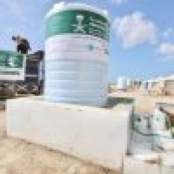 مركز الملك سلمان للإغاثة يضخ المياه الصالحة للشرب للنازحين في عدن مركز الملك سلمان للإغاثة يضخ المياه الصالحة للشرب للنازحين في عدن