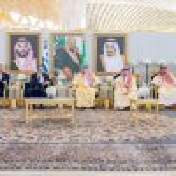 رئيس وزراء اليونان يصل الرياض وفي مقدمة مستقبليه نائب أمير المنطقة