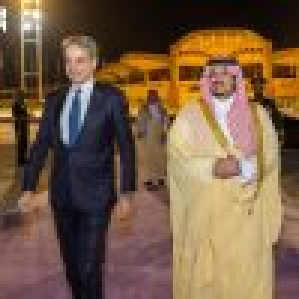 رئيس وزراء الجمهورية الهيلينية يغادر الرياض وفي مقدمة مودعيه نائب أمير المنطقة رئيس وزراء الجمهورية الهيلينية يغادر الرياض وفي مقدمة مودعيه نائب أمير المنطقة