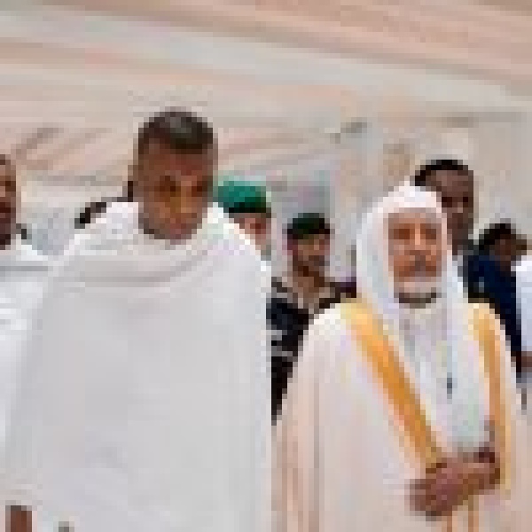 رئيس وزراء الصومال يؤدي مناسك العمرة رئيس وزراء الصومال يؤدي مناسك العمرة