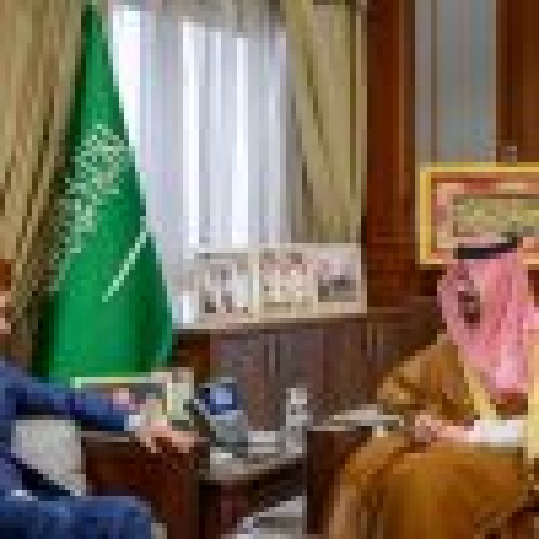 بحثا عدد ا من المواضيع ذات الاهتمام المشترك أمير منطقة المدينة المنورة يستقبل القنصل العام الجزائري لدى المملكة