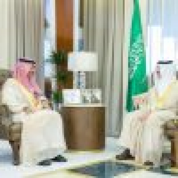 أمير المنطقة الشرقية يستقبل وزير الإعلام أمير المنطقة الشرقية يستقبل وزير الإعلام