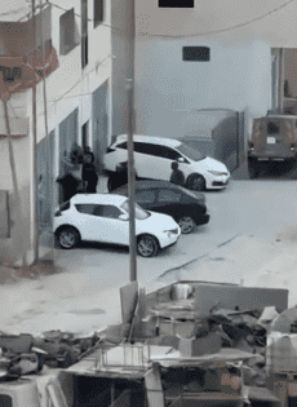 خاص قوات الاحتلال تقتحم مخيم قلنديا اعتقالات وتحقيقات ميدانية واعتداءات على الأهالي خاص قوات الاحتلال تقتحم مخيم قلنديا اعتقالات وتحقيقات ميدانية واعتداءات على الأهالي