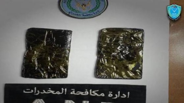 القبض على شخصين وضبط بلاطتين من الحشيش في ضواحي القدس