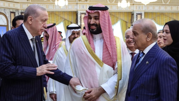 السعودية وتركيا وباكستان تبحث تعزيز التعاون الدفاعي وتؤكد التزامها بالدفاع الجماعي